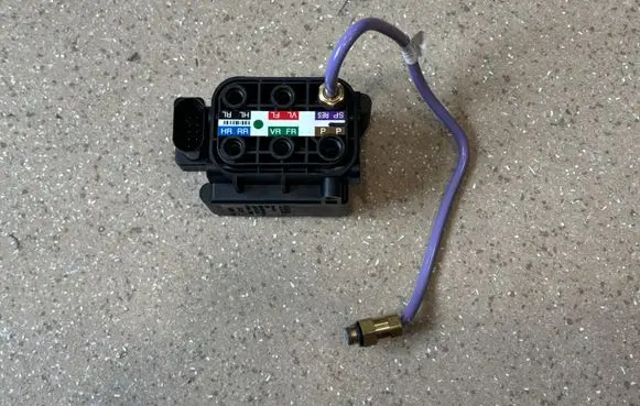 Audi A7 S7 4G Air suspension valve block 4H0616013A