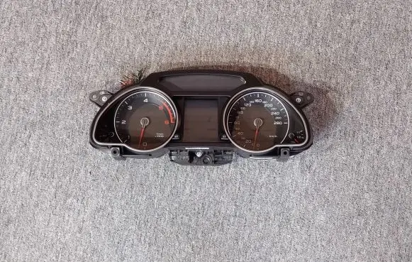 Audi A5 8T 8F Speedometer (instrument cluster) 8T0920932N 8T0.920.932.N