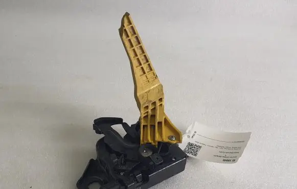 Nissan Qashqai J12 Engine bonnet/hood lock/catch