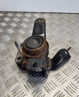 Toyota Yaris Engine mount bracket