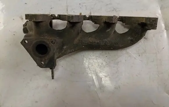 Suzuki Grand Vitara II Exhaust manifold 8426549 25F5N5Z13