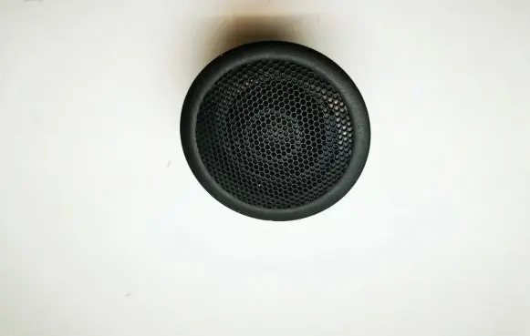 Front door high frequency speaker