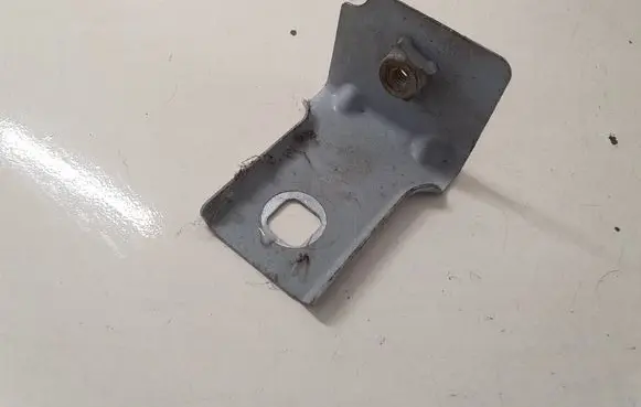 Fender mounting bracket