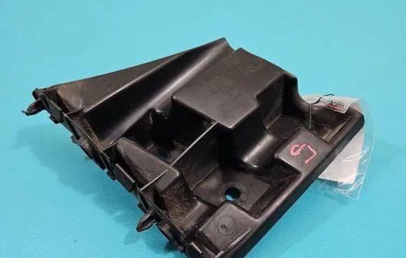 Front bumper mounting bracket