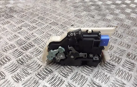 Volkswagen Cross Touran I Front door lock 