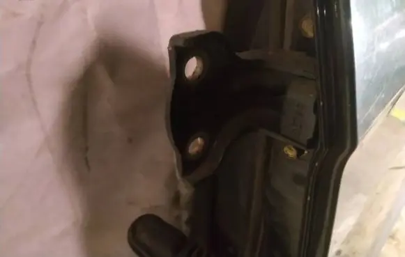 Chevrolet Captiva Rear door lower hinge