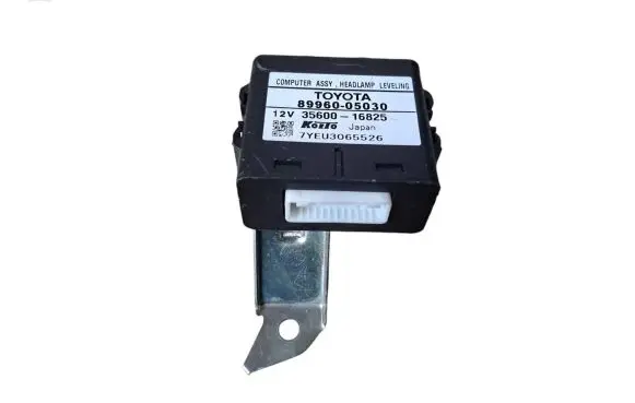 Toyota Avensis T250 Light module LCM 8996005030 3560016825