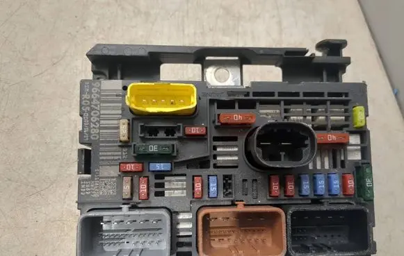 Peugeot Partner Fuse module 9664706280