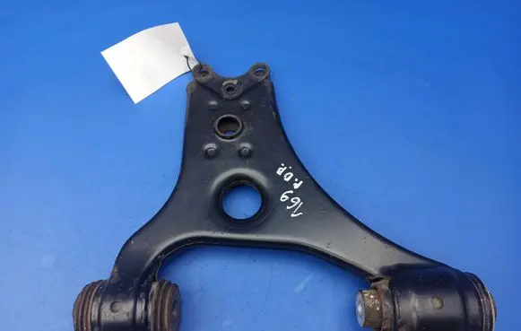 Mercedes-Benz A W169 Front lower control arm/wishbone A1693300407 7026525Q16