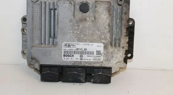 Ford Focus Engine control unit/module 8M5112A650LB 8YLB 0281011701