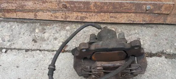 Volkswagen Touran I Front brake caliper