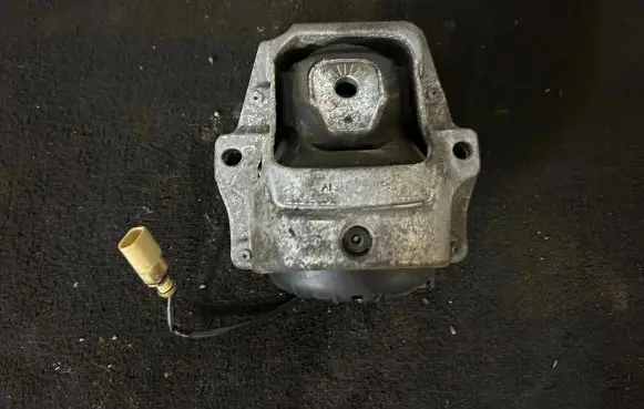 Audi Q5 SQ5 Engine mount bracket 8R0199381