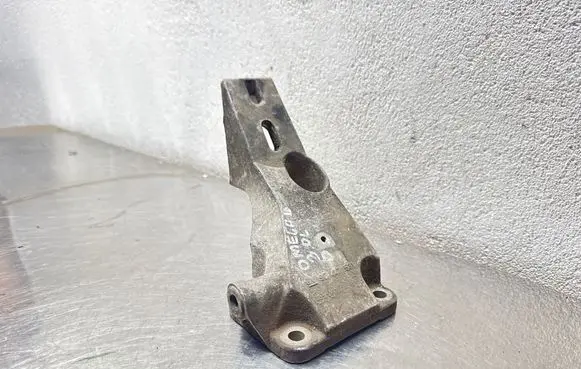 Opel Omega B1 Engine mounting bracket 90496674 90447531