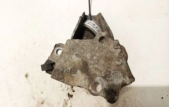 Engine mounting bracket