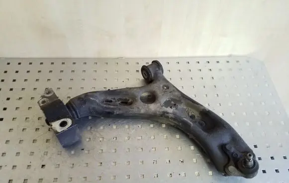 Volkswagen PASSAT B7 Front lower control arm/wishbone