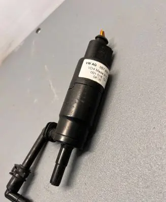Volkswagen Touran I Headlight washer pump 3B7955681