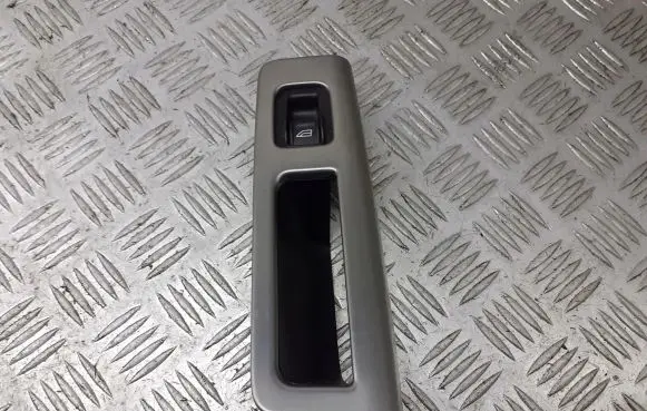 Volvo V50 Quarter vent window switch 8663813