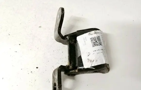 Honda CR-V Rear door lower hinge