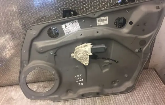 Mercedes-Benz A W169 Front door window regulator with motor 1697203079 A1697203079
