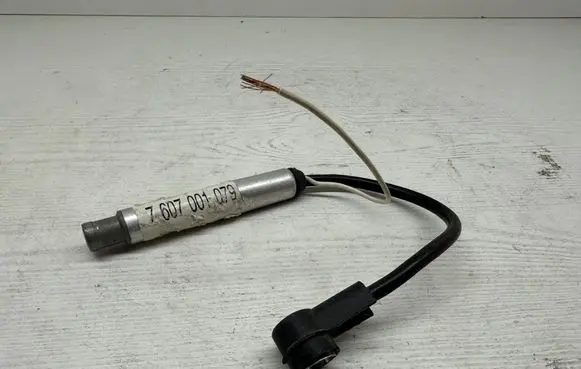 Audi A4 S4 B5 8D Aerial antenna amplifier 7607001079