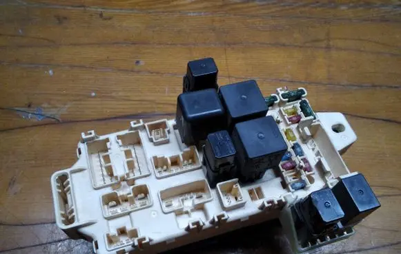 Mitsubishi Space Wagon Fuse module MR445952 8F110638