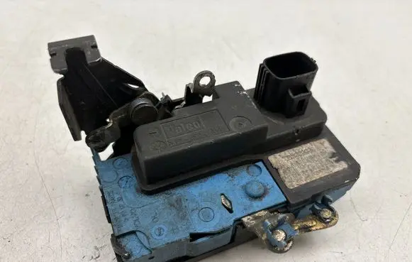 Volvo V70 Front door lock 30663040