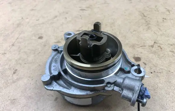 BMW 3 E90 E91 Vacuum pump 7791232 11667791232