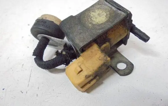 Volkswagen Golf IV Valve vacuum 054906267A