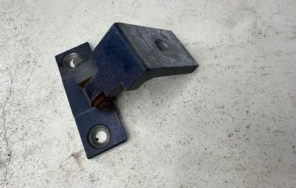 BMW 5 E60 E61 Front door lower hinge 7068077