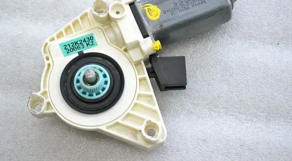 Mercedes-Benz B W245 Front door window regulator motor A1698204342