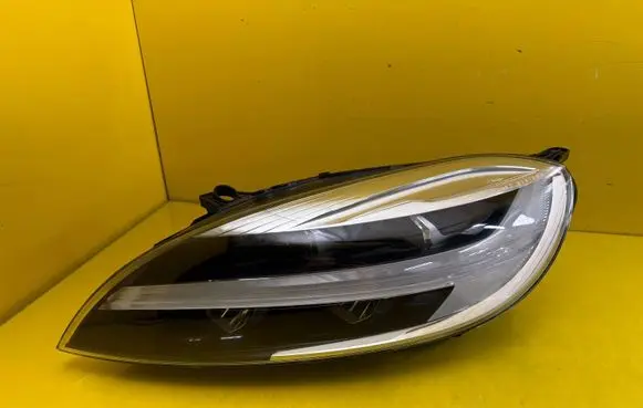 Volvo V40 Headlight/headlamp 31677022