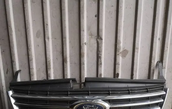 Ford Mondeo MK IV Front bumper upper radiator grill 7S718200B