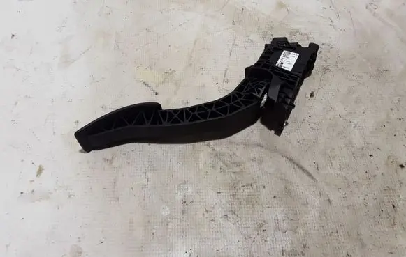 Volvo XC40 Accelerator throttle pedal 32212363
