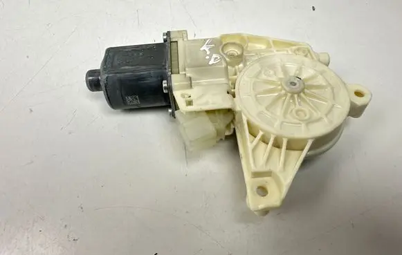 Mercedes-Benz C W204 Front door window regulator motor A2048200142