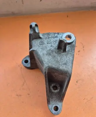 Gearbox mounting bracket