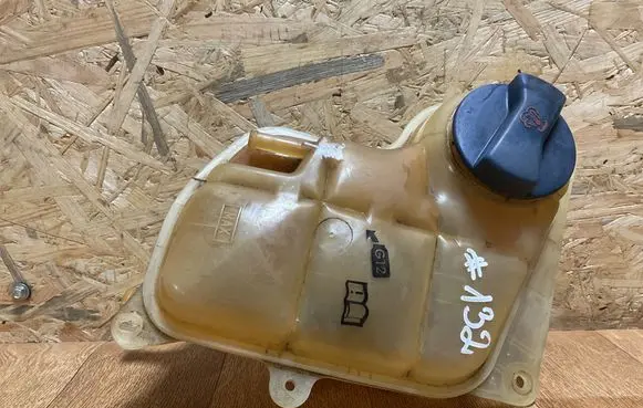 Volkswagen PASSAT B5 Coolant expansion tank/reservoir 8D0121403L V100556 987070294