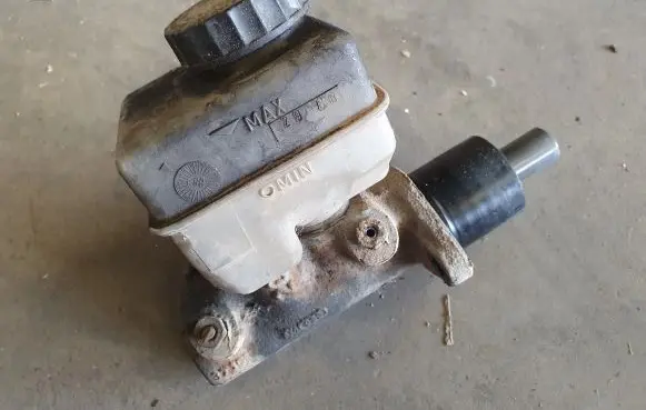 Volkswagen Jetta II Master brake cylinder 191611307