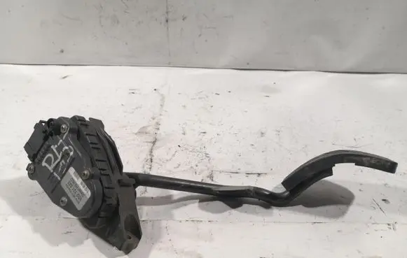 Volkswagen PASSAT B5 Accelerator throttle pedal 8D2721523