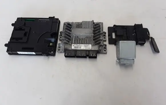 Renault Laguna III Engine ECU kit and lock set 