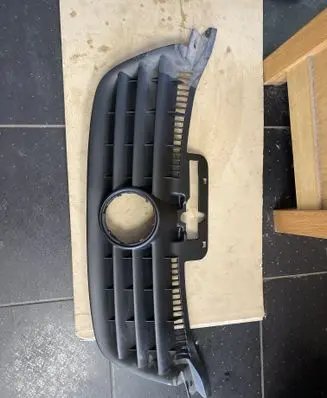 Volkswagen Touran I Front bumper upper radiator grill 1T0853651