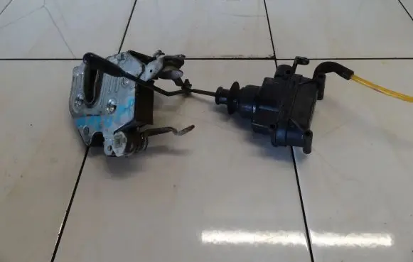 Mercedes-Benz E W124 Front door lock