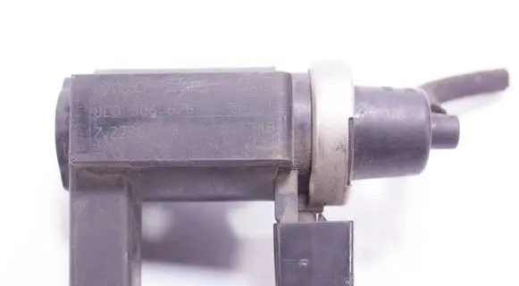 Volkswagen PASSAT B5 Turbo solenoid valve 8E0906628
