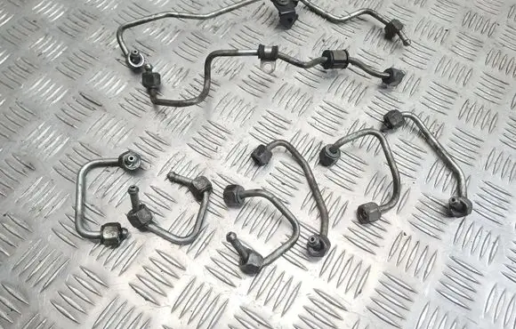 Land Rover Discovery 3 - LR3 Fuel injector supply line/pipe 