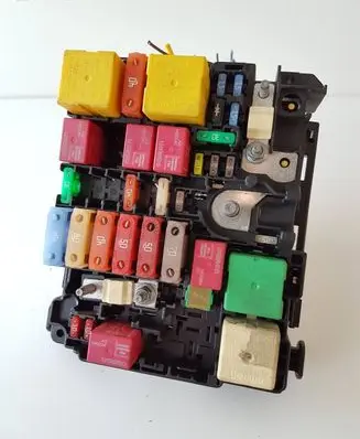 Opel Grandland X Fuse module 9804846880