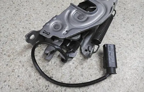 BMW 3 G20 G21 Engine bonnet/hood lock/catch 7468348