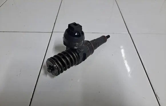 Audi A4 S4 B6 8E 8H Fuel injector 038130073AG