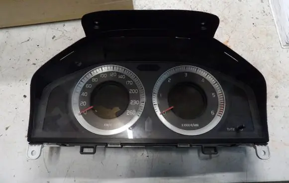 Volvo V70 Speedometer (instrument cluster) 31270367aa 69199710U 31270367AA