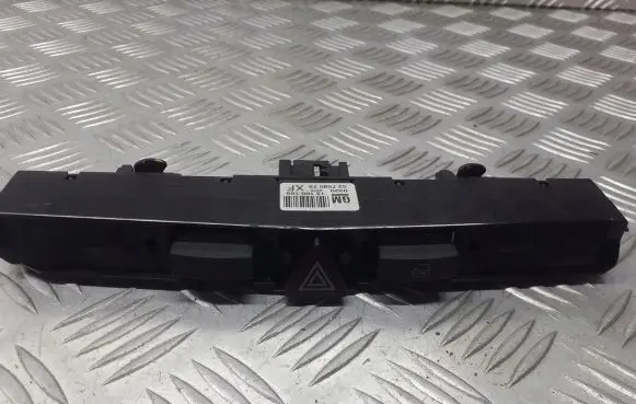 Opel Astra H Hazard warning light relay 13100105