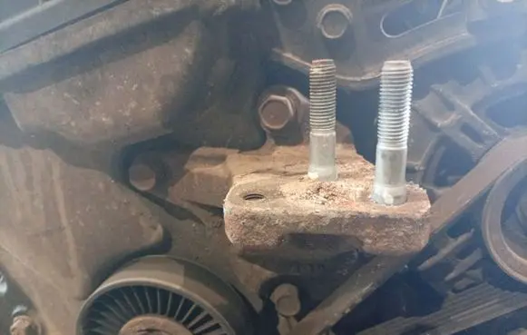 Hyundai i30 Engine mounting bracket