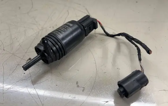 BMW 1 F20 F21 Windscreen/windshield washer pump 7345885 23557610 000057835